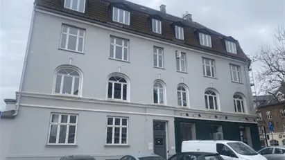 Flot helt nyrenoveret lejlighed med vandudsigt