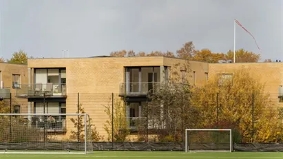 Rummeligt rækkehus i familievenligt kvarter i Ålsgårde