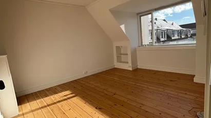 DELEVENLIG & NYISTANDSAT – 48 m², 2 værelseslejlighed på 2. sal i attraktivt område.